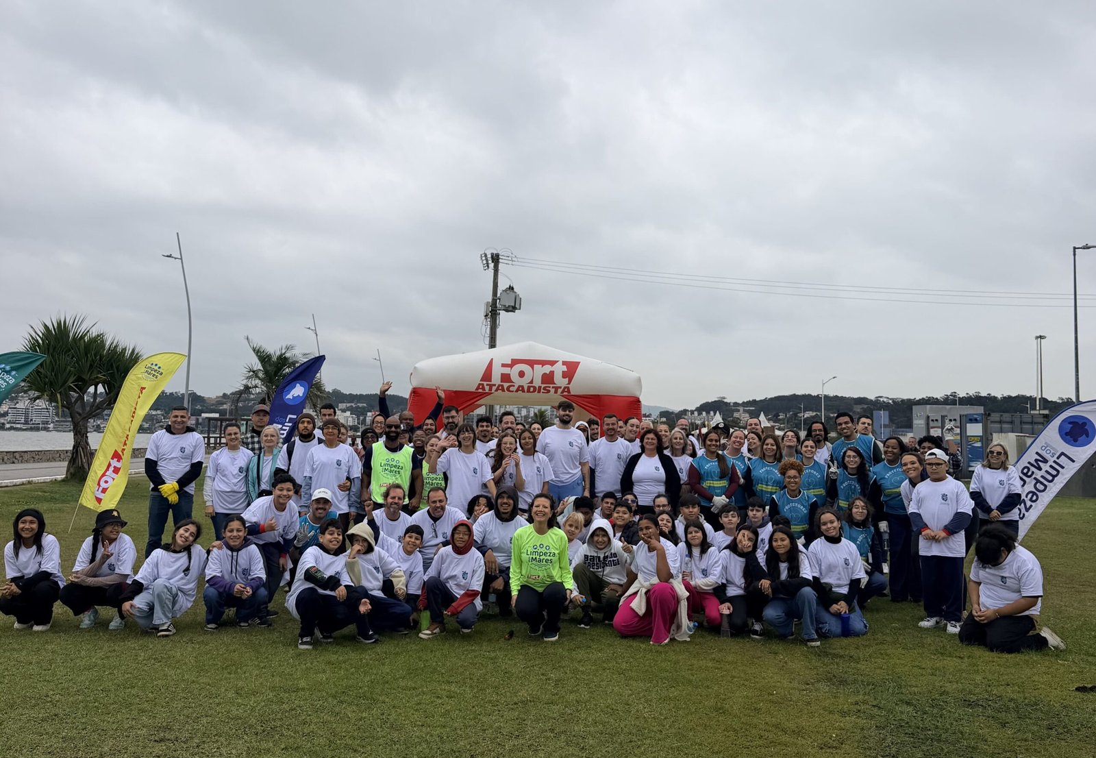 Projeto Limpeza dos Mares mutirao na Beira mar de Sao Jose com apoio do Fort Atacadista scaled