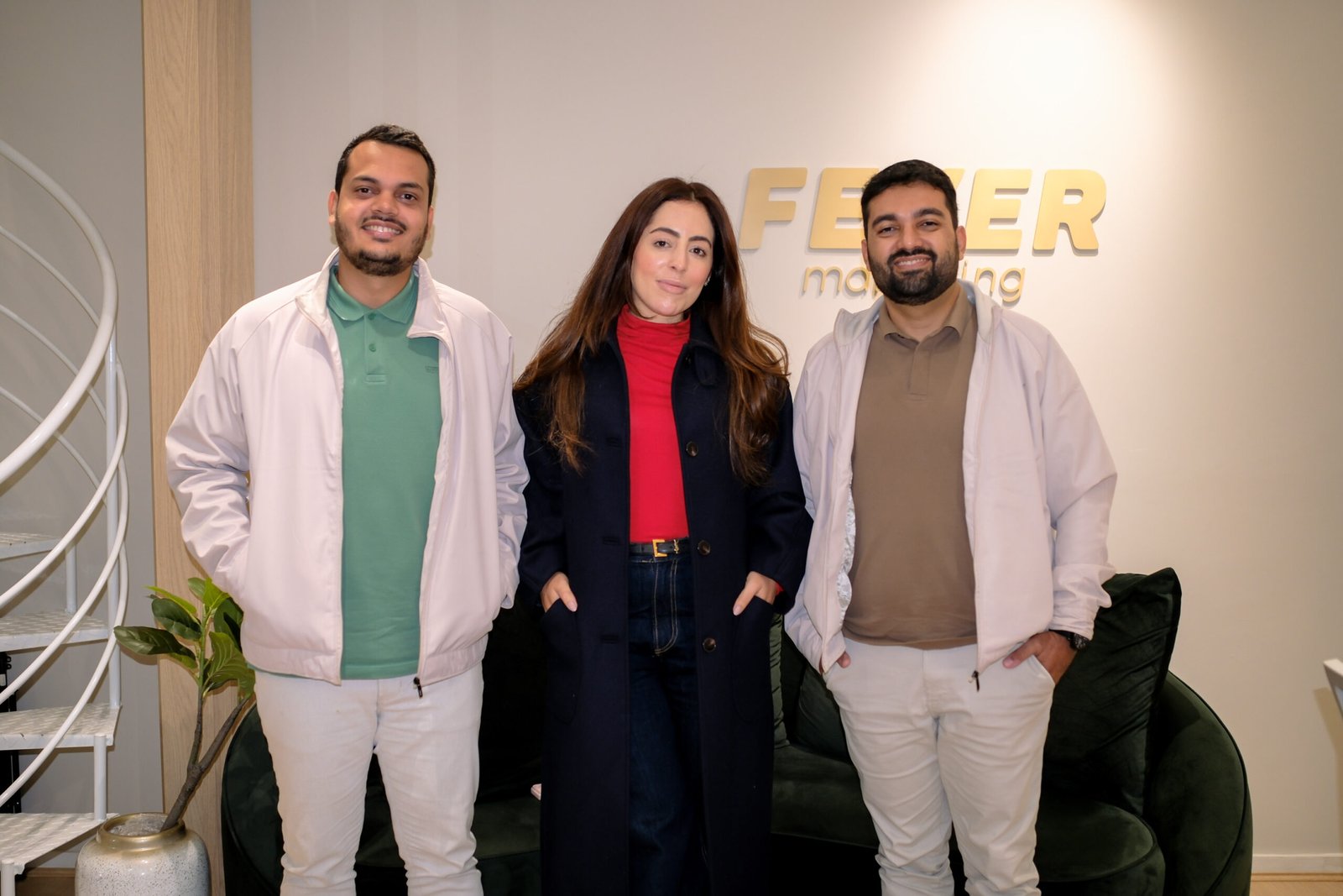 Sabrina Isabela centro da Fever Marketing Medico recebendo os socios Lucas Vinicius e Iury Gustavo da RDX Marketing do Para scaled