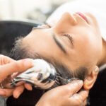 O couro cabeludo e uma extensao da pele e possui glandulas sebaceas vasos sanguineos terminacoes nervosas e um microbioma proprio Imagem FREEPIK