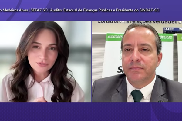 Sandro Medeiros Alves Sindaf SC em entrevista a jornalista Livia Fernanda do Estrategia Concursos Imagem reproducao Youtube