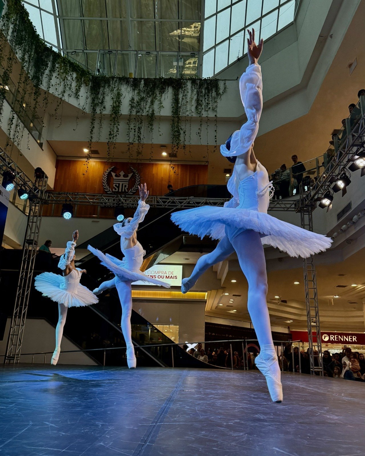 Tarde dos Campeões leva ao palco aberto do Shopping Mueller apresentações dos grupos premiados do Festival de Dança