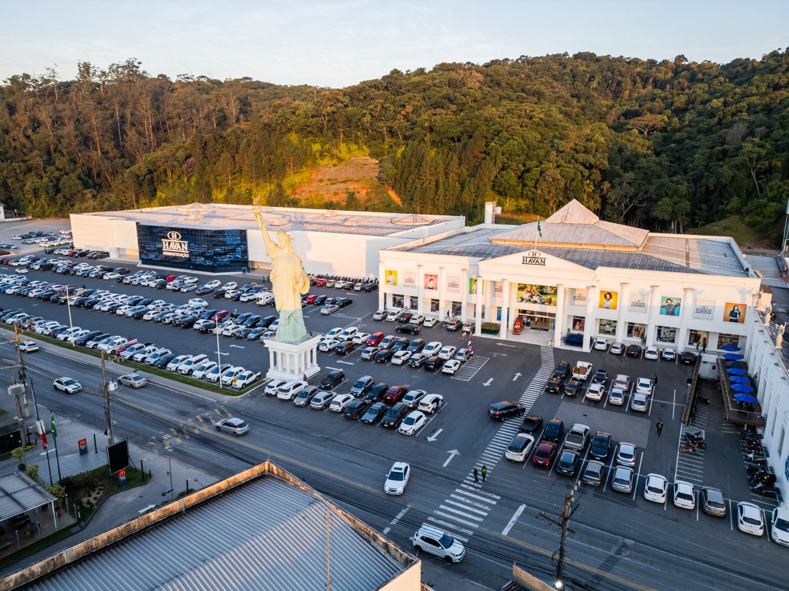 Havan transmitirá Santo Rosário do Frei Gilson no estacionamento da loja de Brusque, neste sábado