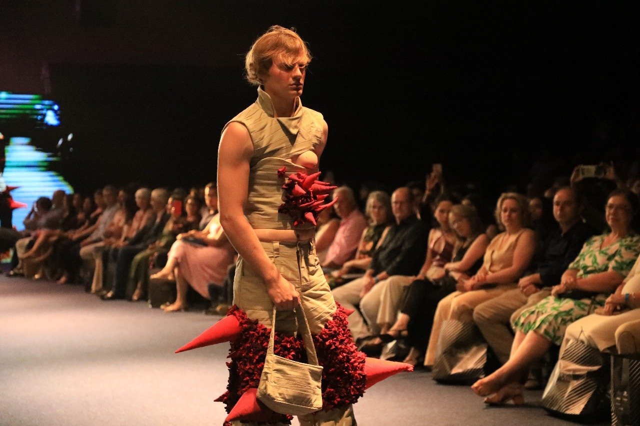 Octa Fashion 2025 apresenta novas narrativas da moda catarinense e destaca o resgate das técnicas manuais
