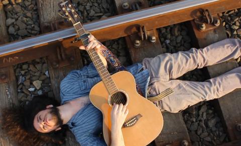 Folk e solos de guitarra em novo clipe de Lucas Brenelli
