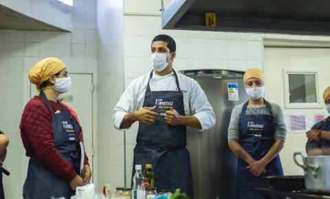 Jovens aprendem sobre o consumo e a uso culinário de PANCs em oficina promovida pelo Chef Aprendiz