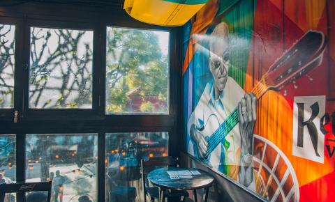No clima dos becos e vielas da Vila Madalena, bares usam grafite para decorar seus ambientes