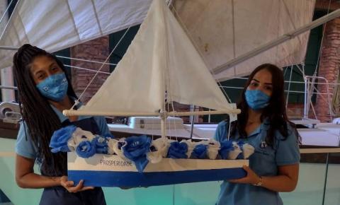 Homenagem à Iemanjá: Museu do Mar disponibiliza barco para visitantes depositarem desejos 
