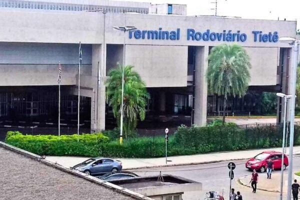 Fachada e entrada principal do Terminal Rodoviário do Tietê em São Paulo.