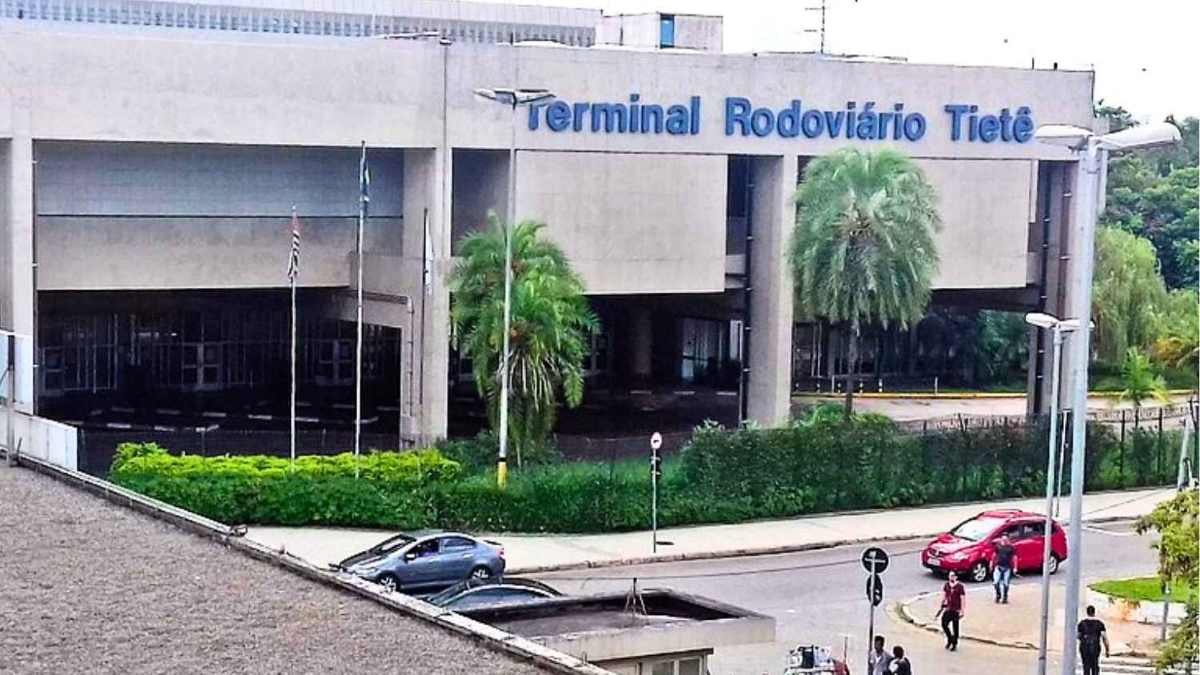 Fachada e entrada principal do Terminal Rodoviário do Tietê em São Paulo.
