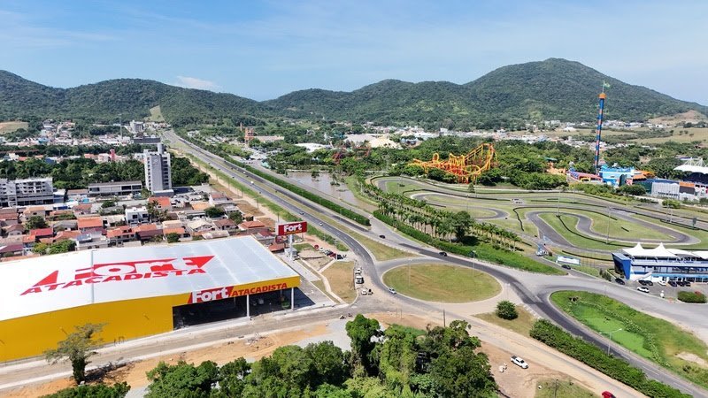 Fort Atacadista em Penha fica em frente ao Parque Beto Carrero World - Foto: Marcelo Pertile
