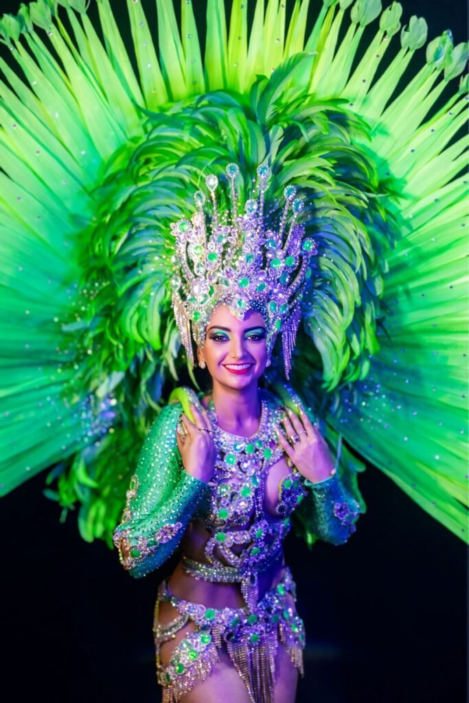 De verde, a rainha de bateria da Os Protegidos da Princesa une luxo, consciência e simbolismo em desfile marcado por resistência e superação