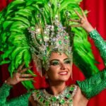De verde, a rainha de bateria da Os Protegidos da Princesa une luxo, consciência e simbolismo em desfile marcado por resistência e superação