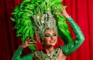 De verde, a rainha de bateria da Os Protegidos da Princesa une luxo, consciência e simbolismo em desfile marcado por resistência e superação