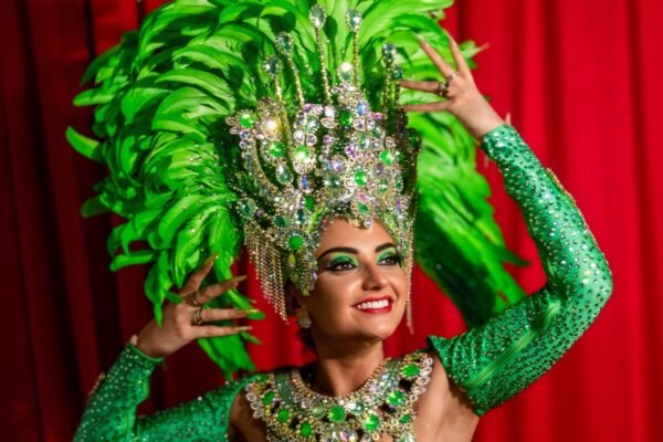De verde, a rainha de bateria da Os Protegidos da Princesa une luxo, consciência e simbolismo em desfile marcado por resistência e superação