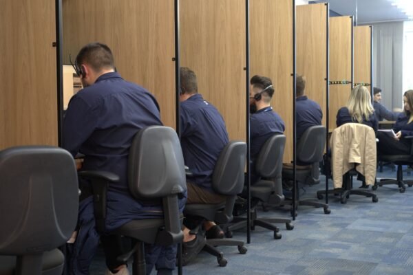 O Burnout no Atendimento: Por que a IA é a melhor ferramenta de RH que sua operação pode ter para blindar talentos