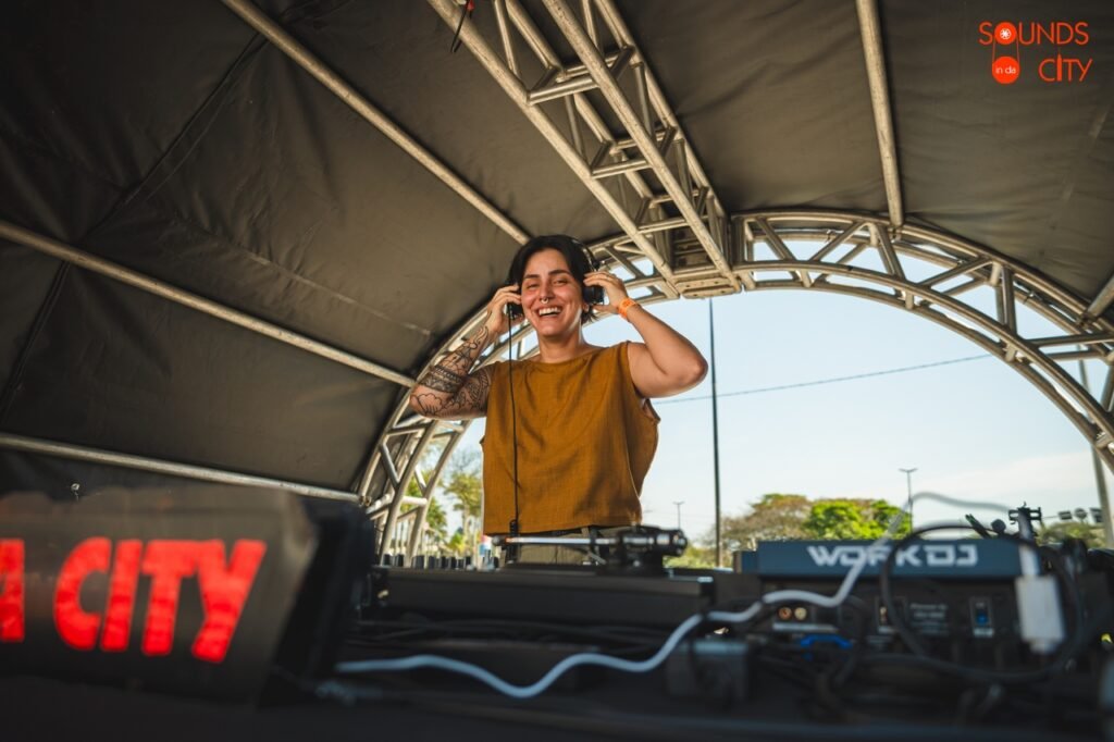 Edição gratuita ocorre no Dia da Mulher com 3 DJs mulheres no line up
