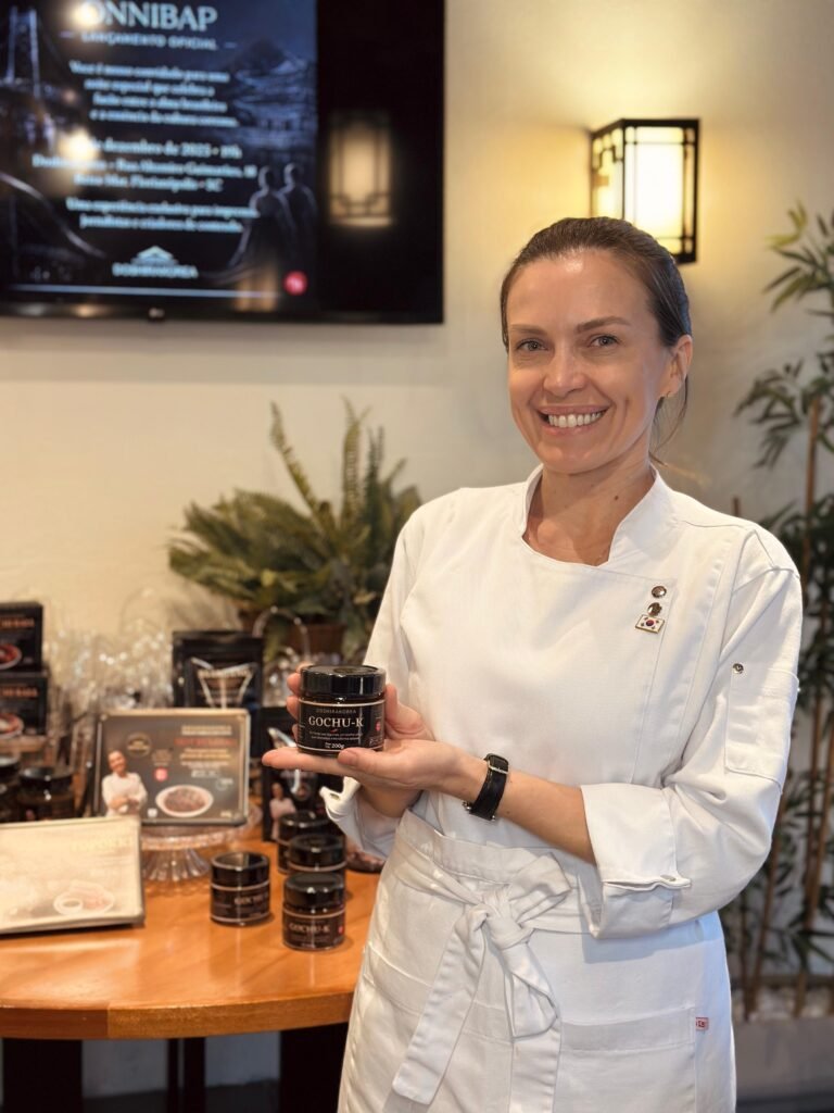 A empresária e Chef Kátia Cho está lançando a linha ONNIBAP, coleção de pratos e molhos desenvolvidos pela chef, que traduzem a essência da culinária coreana com identidade própria