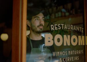 Chef Paulistano Rafael Sinko, a frente do Bonomi Restaurante, único representante de SC na categoria Melhor Restaurante da Região Sul no Prêmio Prazeres da Mesa 2026 - Foto Allan Barbosa
