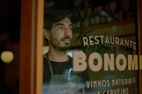 Chef Paulistano Rafael Sinko, a frente do Bonomi Restaurante, único representante de SC na categoria Melhor Restaurante da Região Sul no Prêmio Prazeres da Mesa 2026 - Foto Allan Barbosa
