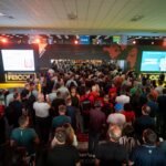 Feira Feicon 2026 com corredores lotados de profissionais de engenharia e varejo. O mercado da construção civil se apoia na orquestração de tecnologia prática e rápida para alavancar vendas.