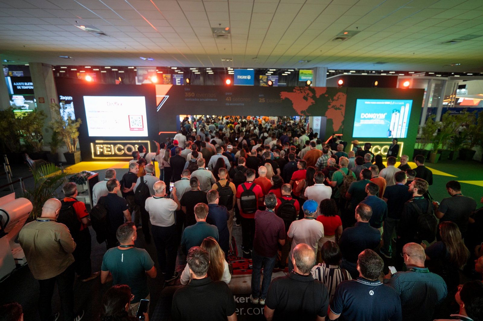Feira Feicon 2026 com corredores lotados de profissionais de engenharia e varejo. O mercado da construção civil se apoia na orquestração de tecnologia prática e rápida para alavancar vendas.