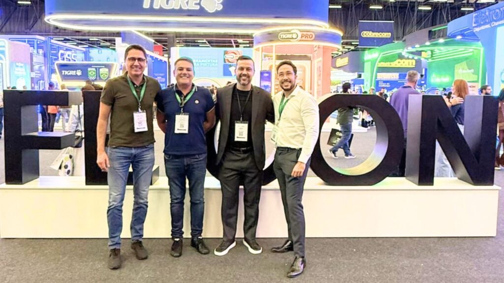 Fabrício Wazilewski, Diretor de Relacionamento da Feira Construir Aí, em reunião estratégica durante a Bienal de Arquitetura em São Paulo, focado em inovação para o mercado de Santa Catarina.