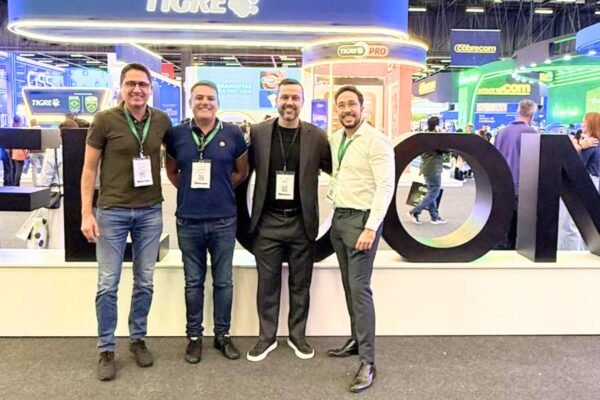 Fabrício Wazilewski, Diretor de Relacionamento da Feira Construir Aí, em reunião estratégica durante a Bienal de Arquitetura em São Paulo, focado em inovação para o mercado de Santa Catarina.