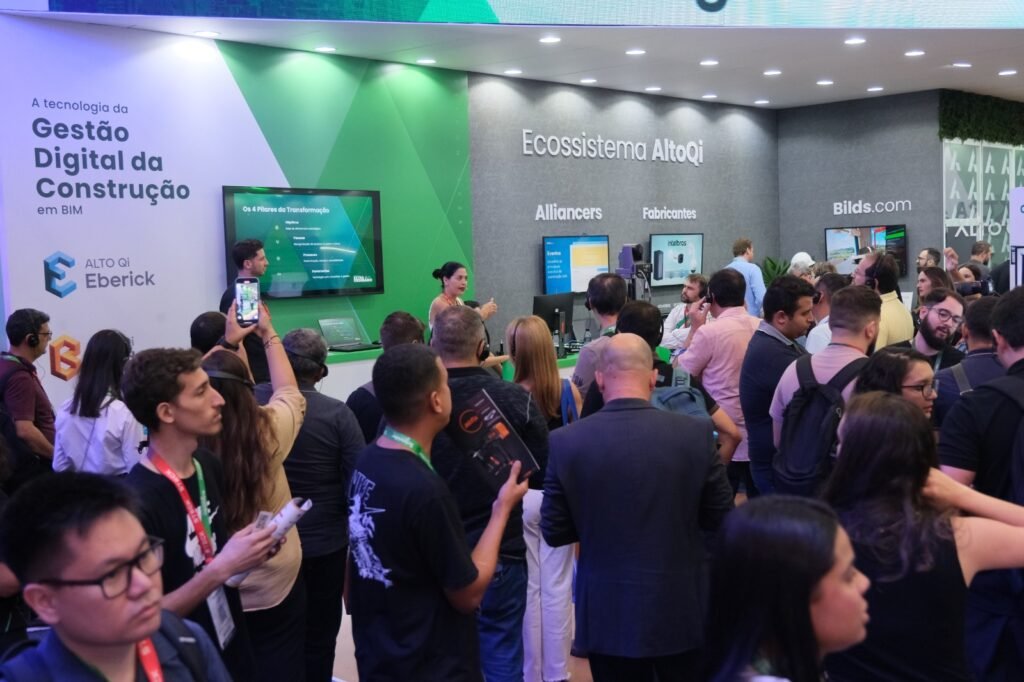 Movimentação no estande da AltoQi durante a Feicon reforça o interesse do público por soluções digitais e inovação no setor. Crédito - Divulgação
