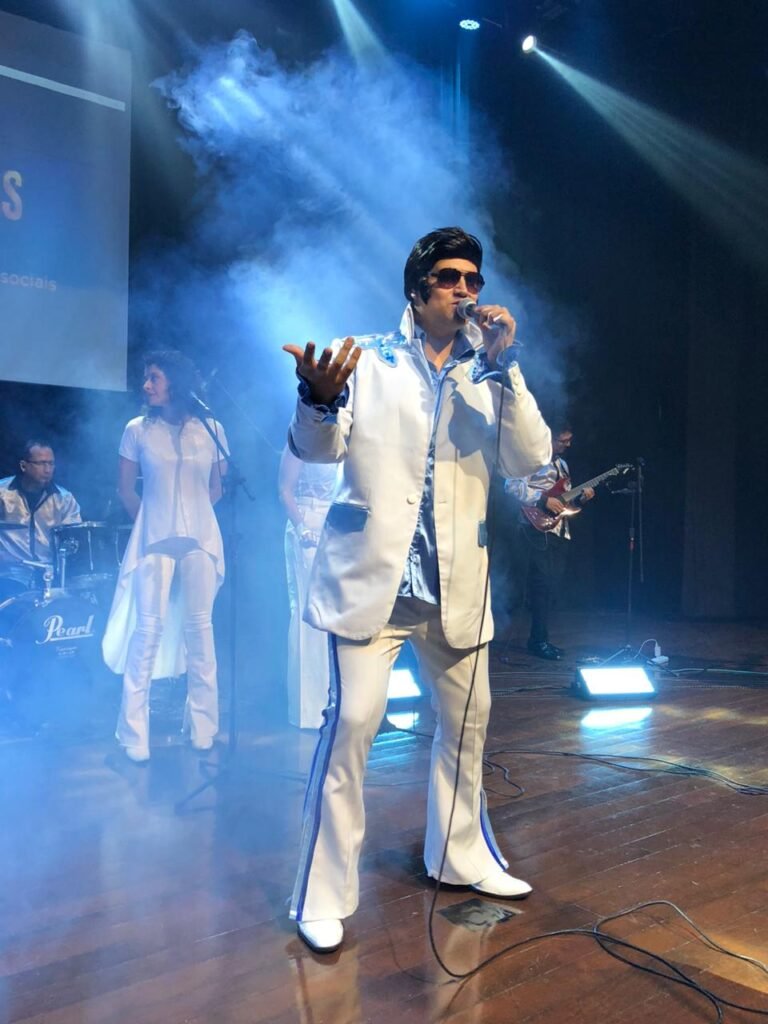 No show, Juan Chetty assume o palco com presença cênica e interpretação marcante para revisitar clássicos atemporais