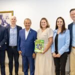 Registro do ato de entrega do Balanço Geral de Santa Catarina 2025 ao TCESC, reunindo representantes institucionais e Auditores Estaduais de Finanças Públicas,