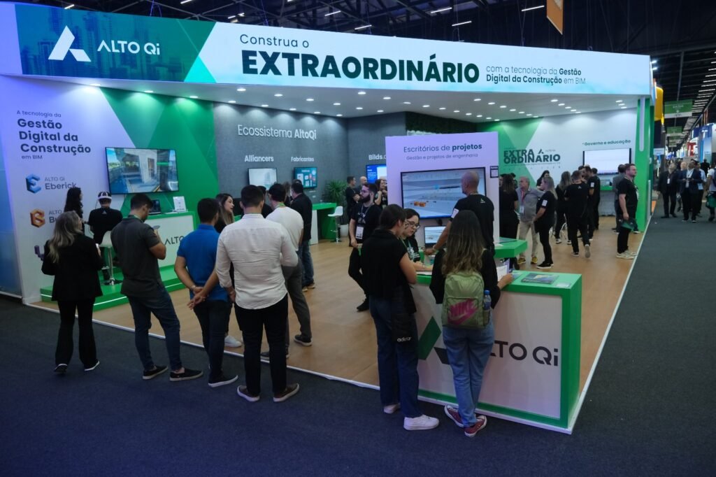 Visitantes acompanham demonstrações de soluções do ecossistema da AltoQi na Feicon 2025 - crédito Divulgação