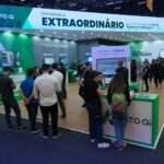 Visitantes acompanham demonstrações de soluções do ecossistema da AltoQi na Feicon 2025 - crédito Divulgação