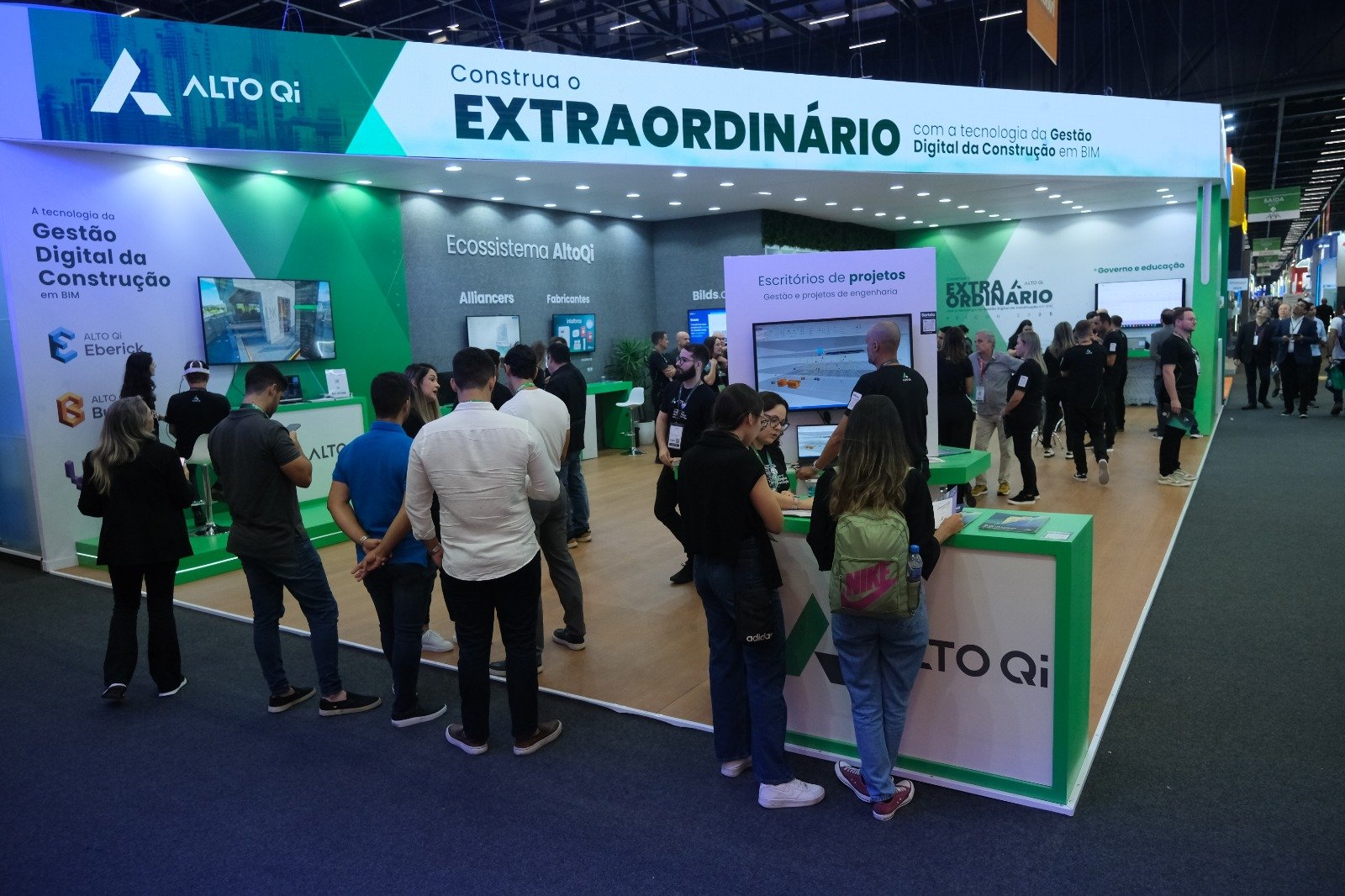 Visitantes acompanham demonstrações de soluções do ecossistema da AltoQi na Feicon 2025 - crédito Divulgação