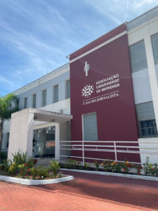 Encontro com entrada gratuita na próxima terça, dia 14 de abril, na sede da Associação Catarinense de Imprensa (ACI), reúne painel com organizadores do livro e sessão de autógrafos em noite de reflexão sobre a profissão