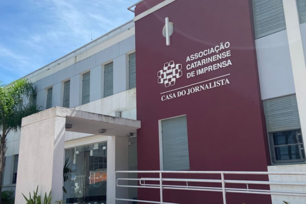 Encontro com entrada gratuita na próxima terça, dia 14 de abril, na sede da Associação Catarinense de Imprensa (ACI), reúne painel com organizadores do livro e sessão de autógrafos em noite de reflexão sobre a profissão