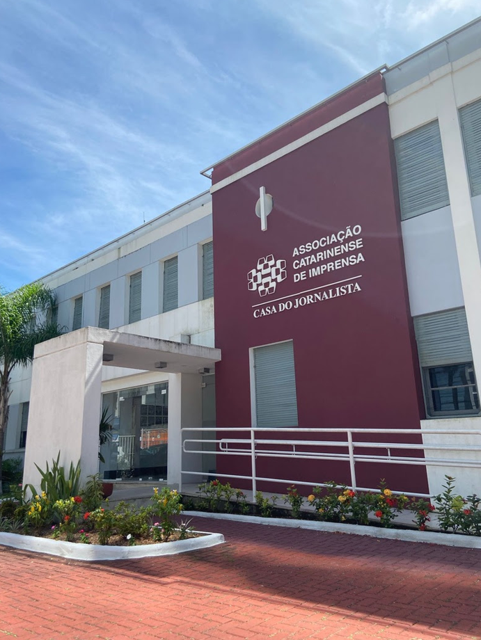 Encontro com entrada gratuita na próxima terça, dia 14 de abril, na sede da Associação Catarinense de Imprensa (ACI), reúne painel com organizadores do livro e sessão de autógrafos em noite de reflexão sobre a profissão