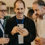 O Arquiteto de Autoridade Jeferson Sobczack (centro) apresentando a estratégia de Soberania Digital e análise de reputação para empresários.