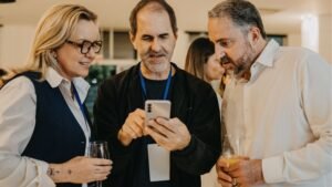 O Arquiteto de Autoridade Jeferson Sobczack (centro) apresentando a estratégia de Soberania Digital e análise de reputação para empresários.