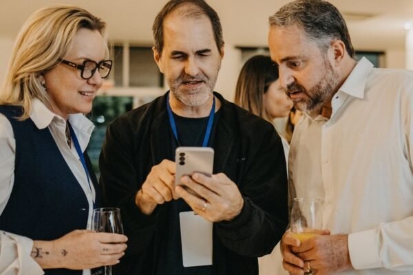 O Arquiteto de Autoridade Jeferson Sobczack (centro) apresentando a estratégia de Soberania Digital e análise de reputação para empresários.
