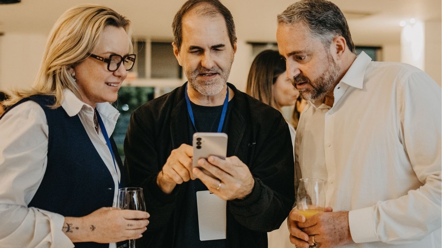 O Arquiteto de Autoridade Jeferson Sobczack (centro) apresentando a estratégia de Soberania Digital e análise de reputação para empresários.