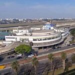 Vista aérea da fachada e pista do Aeroporto de Congonhas (CGH) em São Paulo.