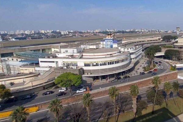 Vista aérea da fachada e pista do Aeroporto de Congonhas (CGH) em São Paulo.
