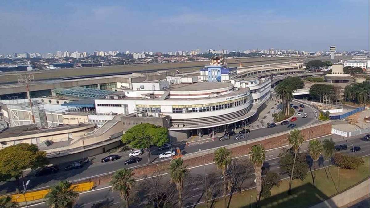 Vista aérea da fachada e pista do Aeroporto de Congonhas (CGH) em São Paulo.