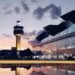 Fachada dos terminais de embarque e desembarque do Aeroporto Internacional de Guarulhos (GRU Airport).