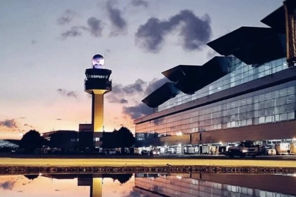 Fachada dos terminais de embarque e desembarque do Aeroporto Internacional de Guarulhos (GRU Airport).