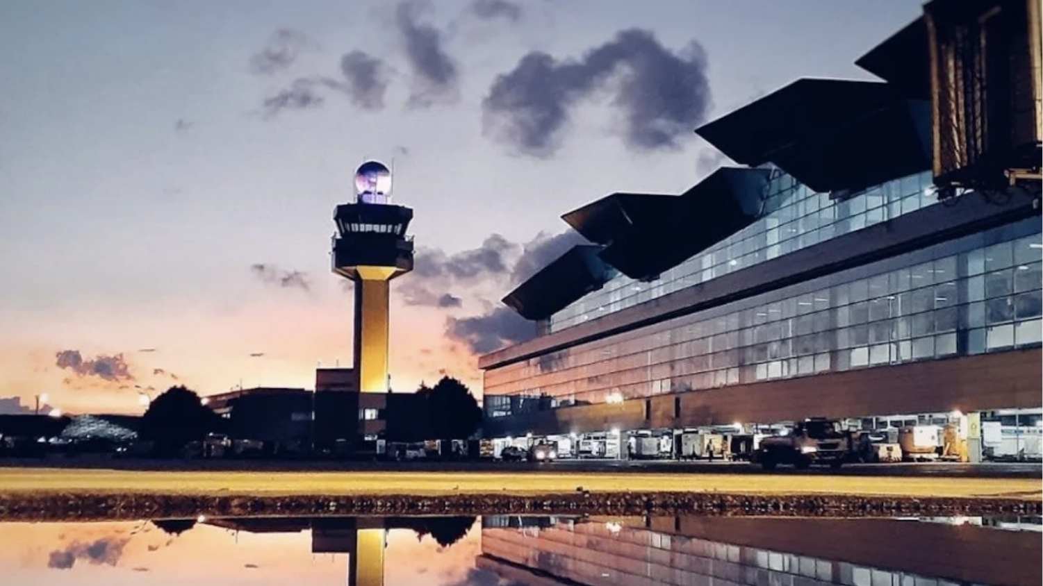 Fachada dos terminais de embarque e desembarque do Aeroporto Internacional de Guarulhos (GRU Airport).
