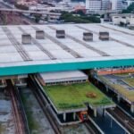 Vista da entrada do Terminal Intermodal Barra Funda em São Paulo, integrando rodoviária, metrô e trens.