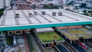 Vista da entrada do Terminal Intermodal Barra Funda em São Paulo, integrando rodoviária, metrô e trens.