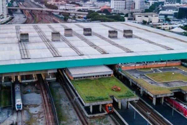 Vista da entrada do Terminal Intermodal Barra Funda em São Paulo, integrando rodoviária, metrô e trens.