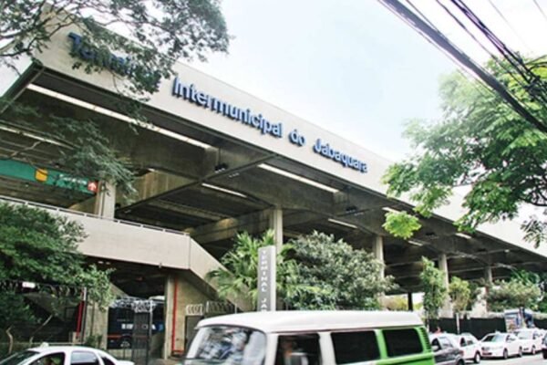 Fachada do Terminal Rodoviário do Jabaquara em São Paulo, com acesso ao Metrô Linha 1-Azul.